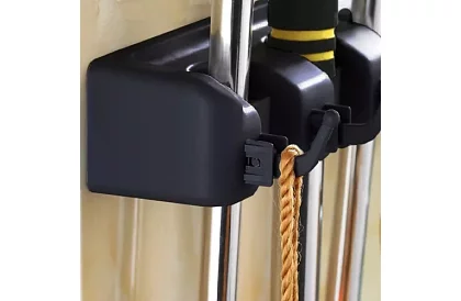 Nastěnný držák na zahradní nářadí