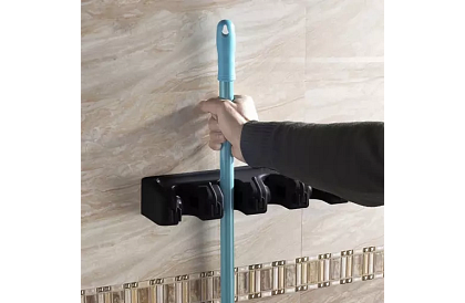 Nastěnný držák na zahradní nářadí