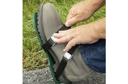 Univerzální provzdušňovač trávníku na boty