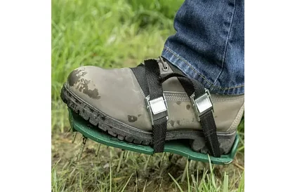 Univerzální provzdušňovač trávníku na boty