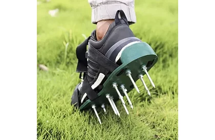 Univerzální provzdušňovač trávníku na boty