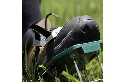 Univerzální provzdušňovač trávníku na boty