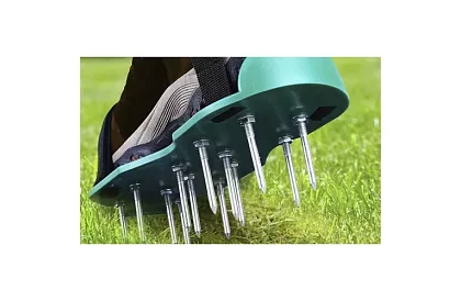 Univerzální provzdušňovač trávníku na boty