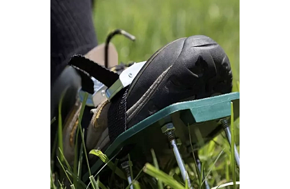 Univerzální provzdušňovač trávníku na boty