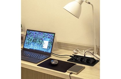 Vestavná výklopná zásuvka 3× 220 V – černá