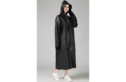 Silná černá oversize pláštěnka