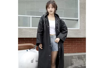 Silná černá oversize pláštěnka