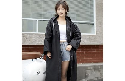 Silná černá oversize pláštěnka