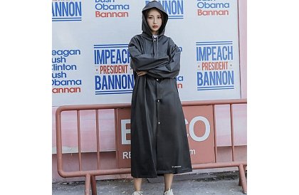 Silná černá oversize pláštěnka