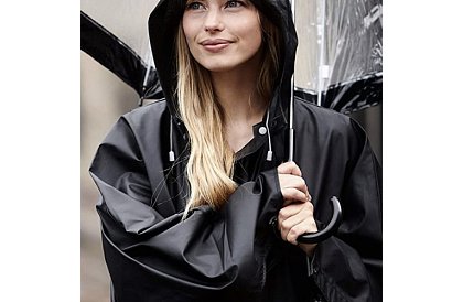Silná černá oversize pláštěnka