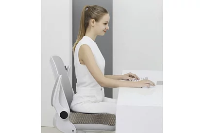 Ortopedický sedák na židli z pamětové pěny