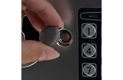 Elektronický trezor s klíčem a kodovým zámkem – bezpečné uložení cenností