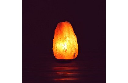 Solná lampa s nastavitelnou intenzitou světla