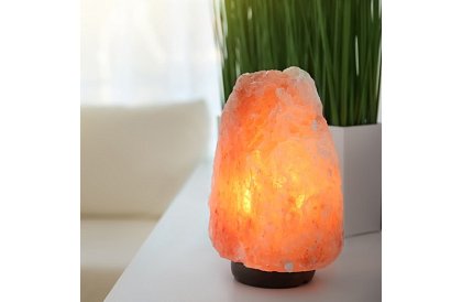 Solná lampa s nastavitelnou intenzitou světla