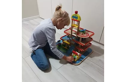 Dřevěné parkoviště – garáž pro děti