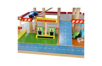Dřevěné parkoviště – garáž pro děti