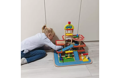 Dřevěné parkoviště – garáž pro děti