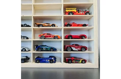 Dřevěná polička - organizér na autíčka - 54 přihrádek