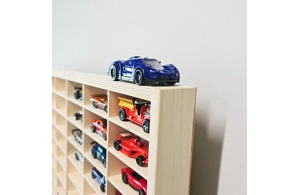 Dřevěná polička - organizér na autíčka - 54 přihrádek
