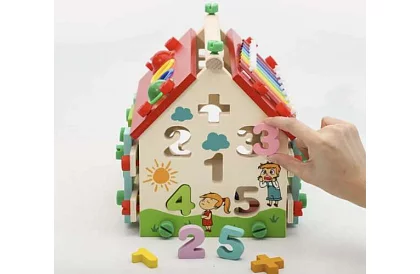 Dřevěný vzdělávací smyslový domeček