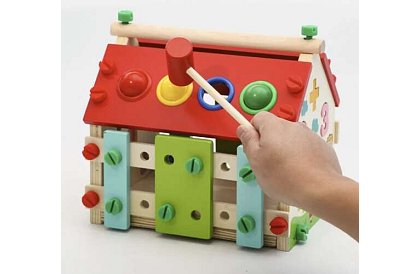 Dřevěný vzdělávací smyslový domeček