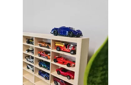 Dřevěná polička – organizér na autíčka – 80 přihrádek