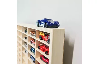 Dřevěná polička – organizér na autíčka – 80 přihrádek