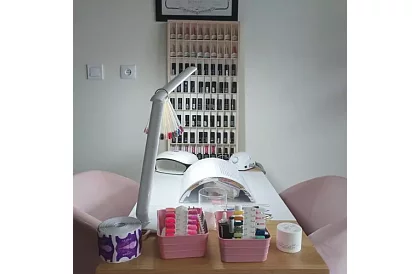 Dřevěná polička – organizér na autíčka – 80 přihrádek