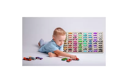 Dřevěná polička – organizér na autíčka – 80 přihrádek