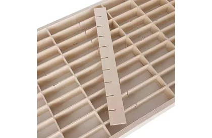 Dřevěná polička – organizér na autíčka – 80 přihrádek