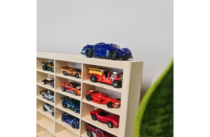 Dřevěná polička – organizér na autíčka – 80 přihrádek