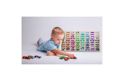 Dřevěná polička – organizér na autíčka – 80 přihrádek