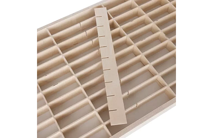 Dřevěná polička – organizér na autíčka – 80 přihrádek