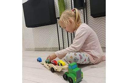 Dřevěný kamion na převoz aut s autíčky