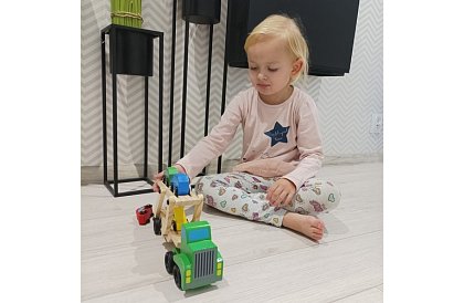Dřevěný kamion na převoz aut s autíčky