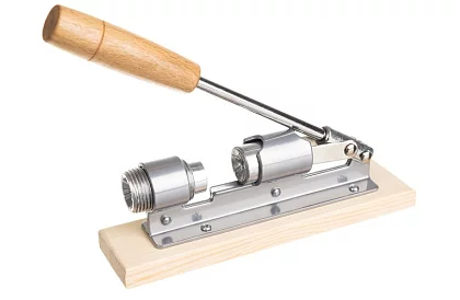 Masivní ocelový louskáček na ořechy