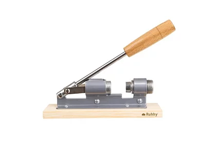 Masivní ocelový louskáček na ořechy