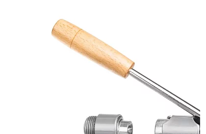 Masivní ocelový louskáček na ořechy