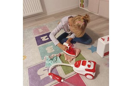 Sada domácích spotřebičů – žehlička, pračka, vysavač