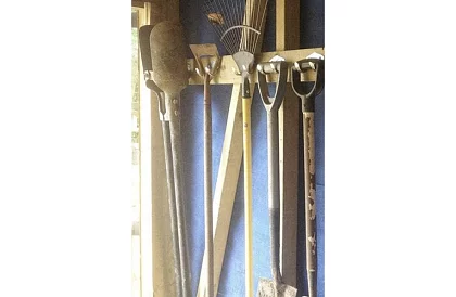 Kovové věšáky na zahradní a dílenské nářadí – 20 ks