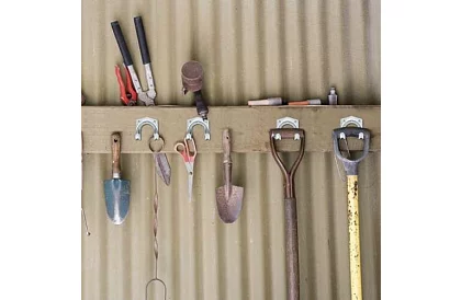 Kovové věšáky na zahradní a dílenské nářadí – 20 ks