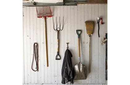 Kovové věšáky na zahradní a dílenské nářadí – 20 ks