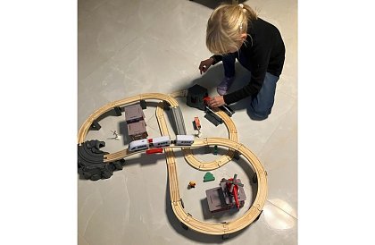 Dřevěná železnice - vláčkodráha na baterie 4,8 metrů