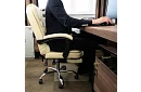 Kancelářské křeslo s výsuvnou opěrkou nohou - krémové