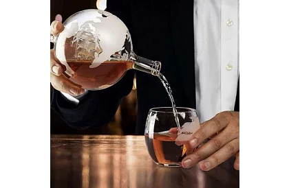 Velká sada – karafa globe s whisky skleničkami