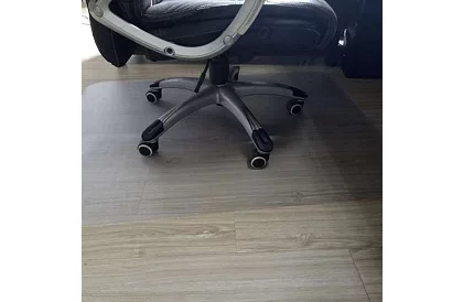 Ochranná podložka pod židli 100 × 140 cm – mléčná