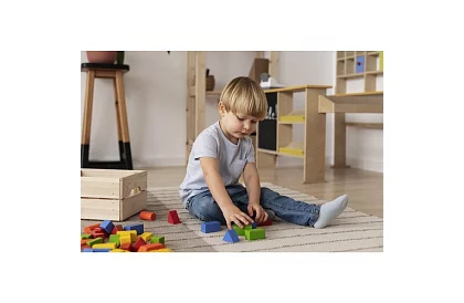 Dřevěné kostky v kyblíku s třídičem tvarů – 100 ks