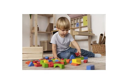 Dřevěné kostky v kyblíku s třídičem tvarů – 100 ks