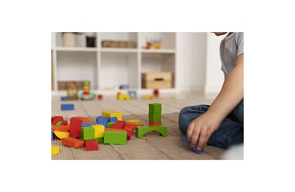 Dřevěné kostky v kyblíku s třídičem tvarů – 100 ks