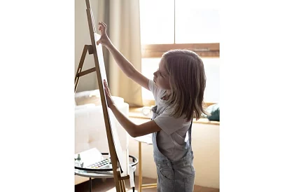 Dřevěný malířský stojan